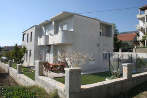  Apartments Ivica - parking  Каштел Камбеловац